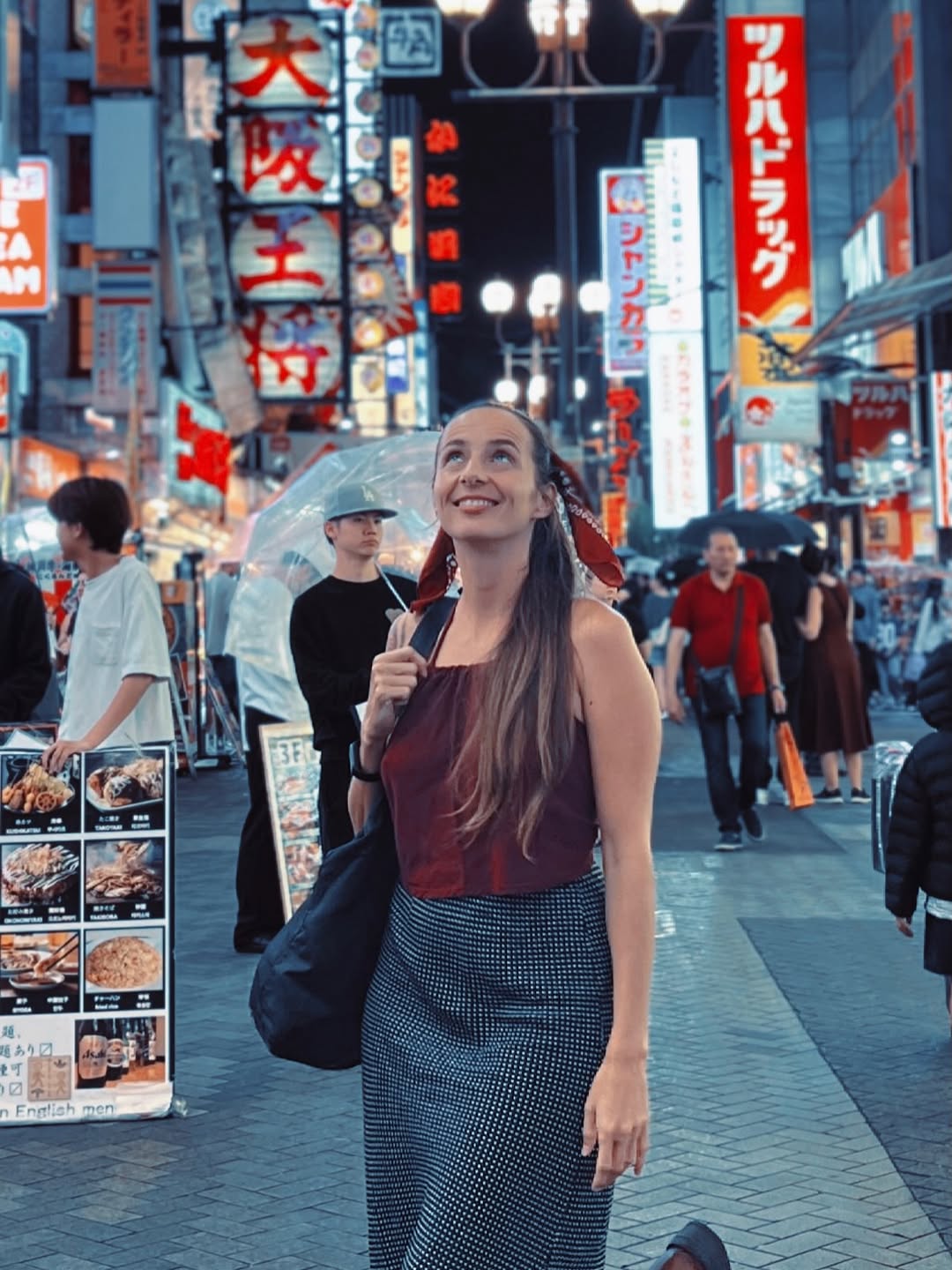 Samantha en voyage, rue d'Osaka la nuit